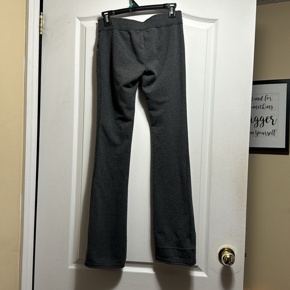Abercrombie low rise, flare leg sweatpants - Picture 4 of 4